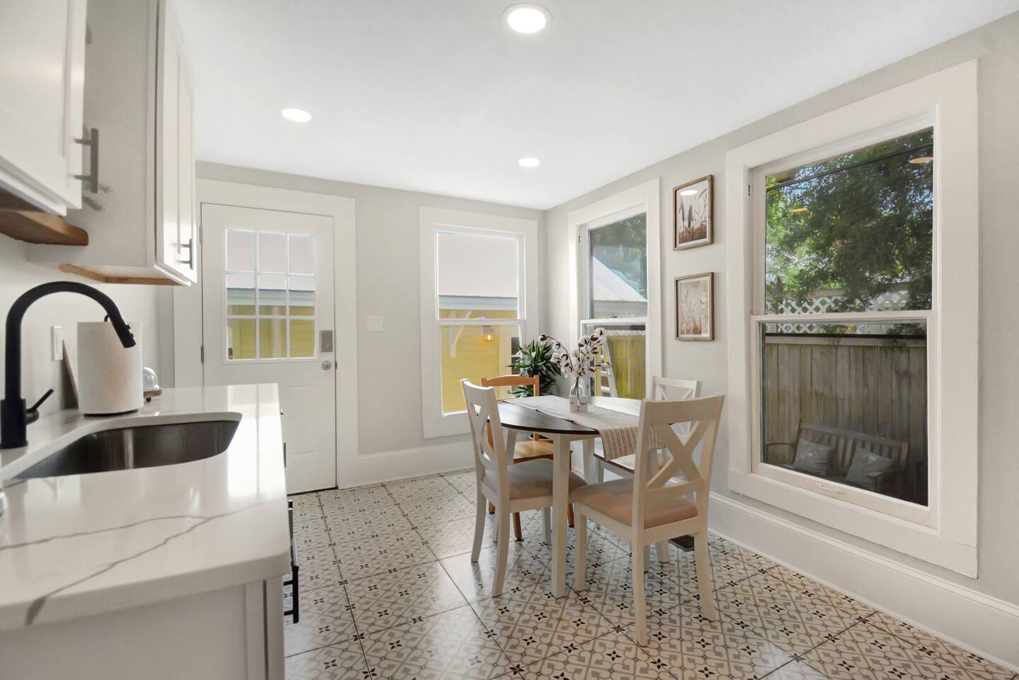 Apothecary - Upper Unit Downtown 2BR - Apartment