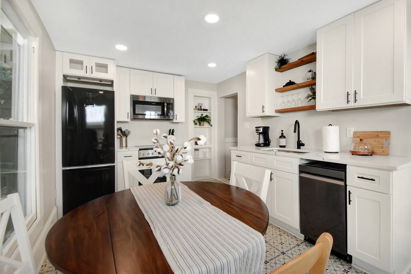 Apothecary - Upper Unit Downtown 2BR - Apartment
