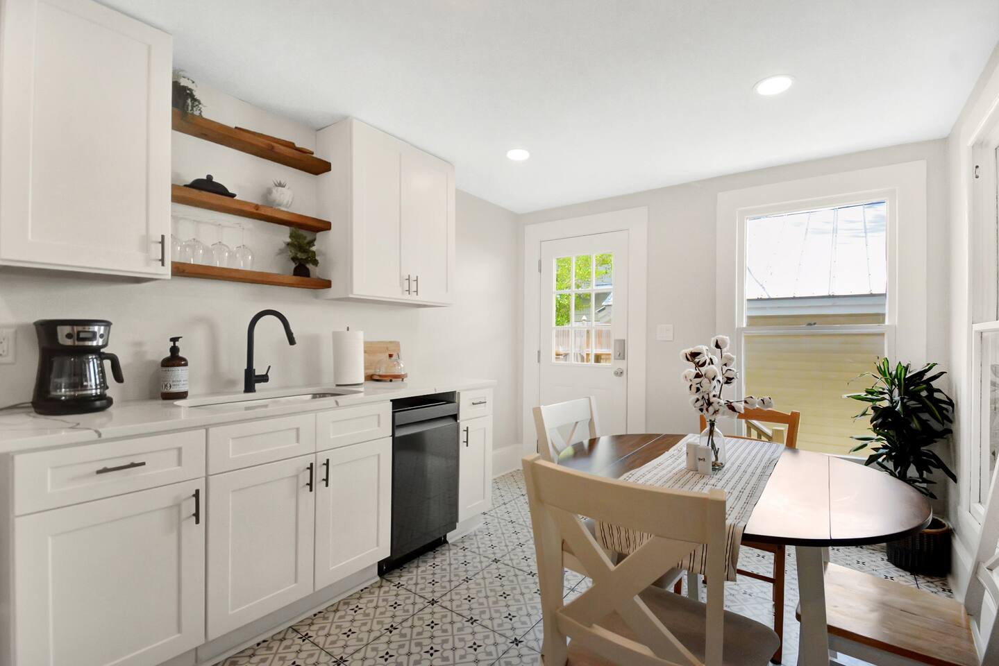 Apothecary - Upper Unit Downtown 2BR - Apartment