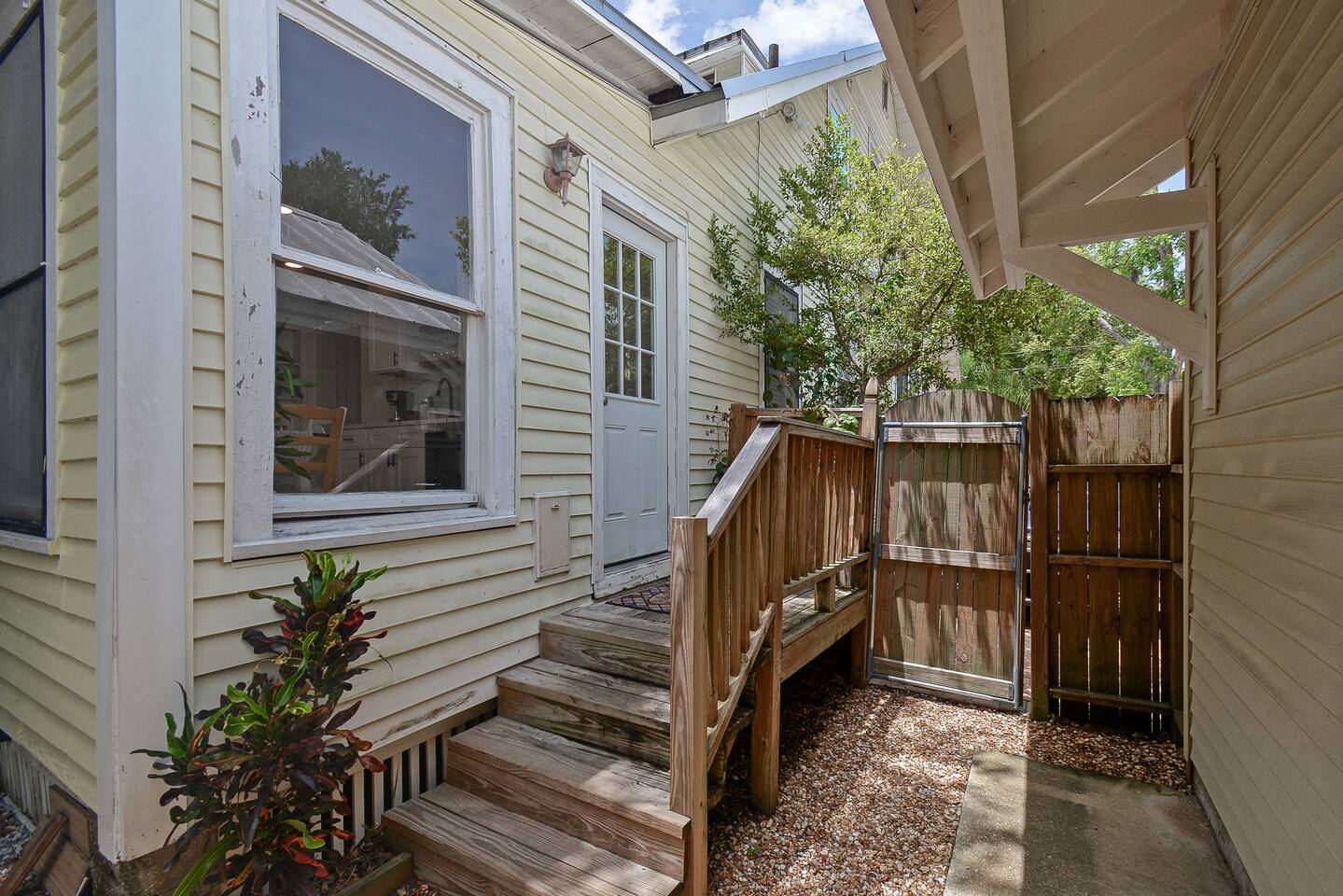 Apothecary - Upper Unit Downtown 2BR - Apartment