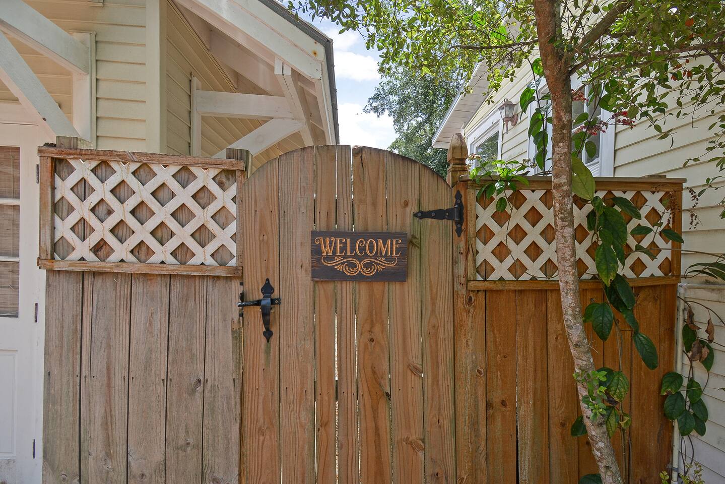Apothecary - Upper Unit Downtown 2BR - Apartment