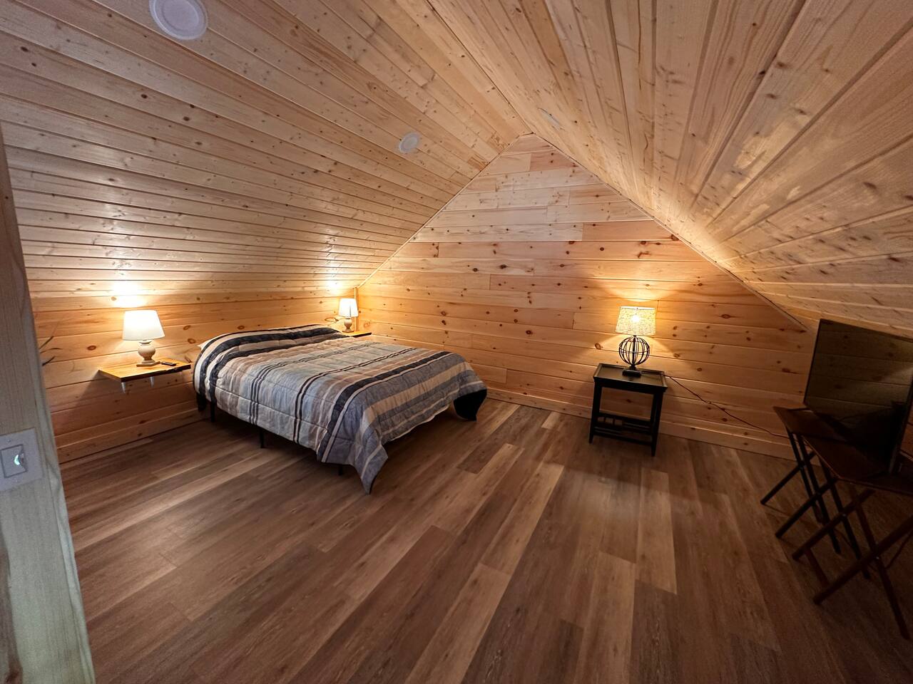 Sunset Bliss, cozy 1 bedroom, 1 loft cabin in the heart of Jonesborough, TN