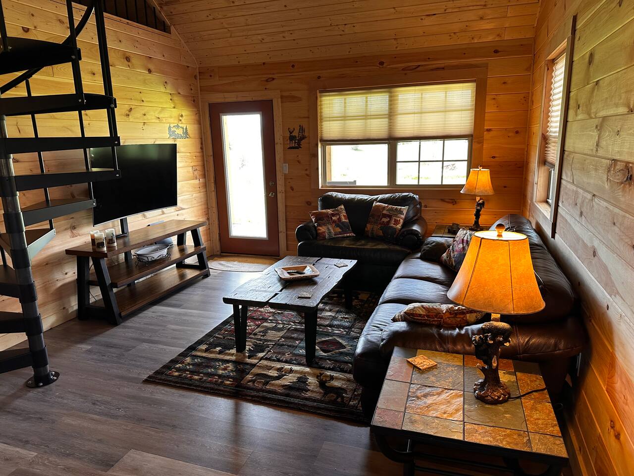 Sunset Bliss, cozy 1 bedroom, 1 loft cabin in the heart of Jonesborough, TN