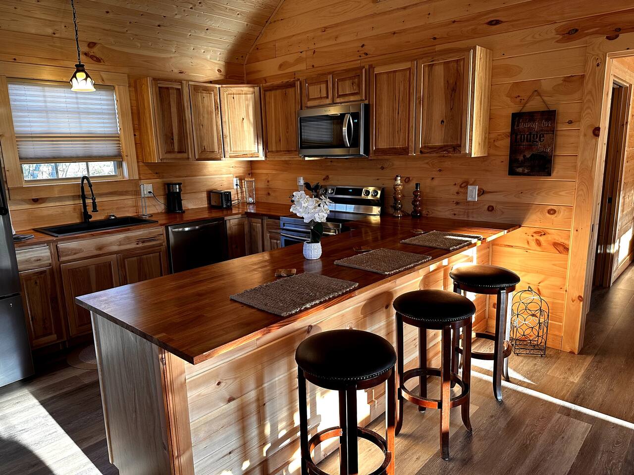 Sunset Bliss, cozy 1 bedroom, 1 loft cabin in the heart of Jonesborough, TN