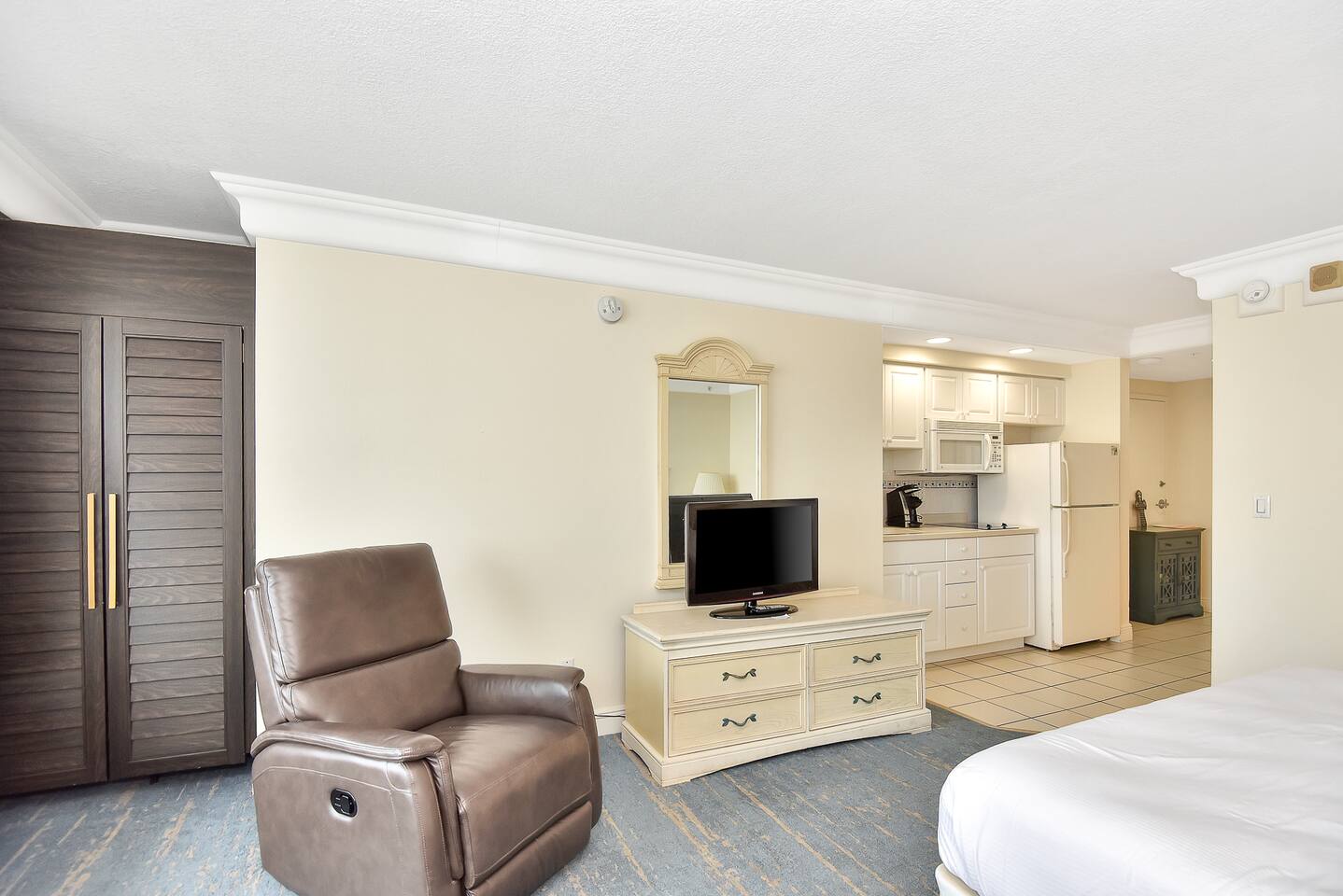Private Daytona Oceanfront King Studio w/kitchen
