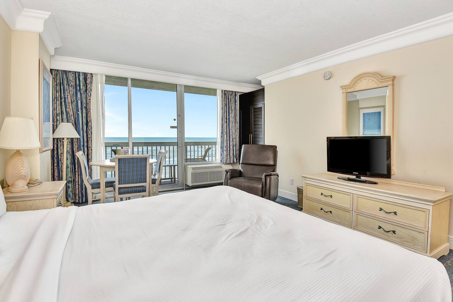 Private Daytona Oceanfront King Studio w/kitchen