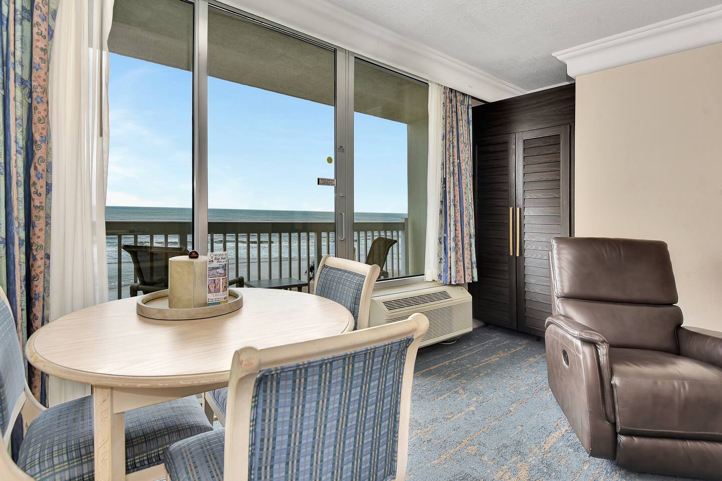 Private Daytona Oceanfront King Studio w/kitchen