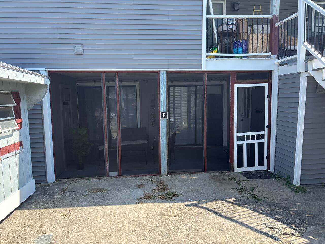 2 Bed / 1 Bath Beach Apartment With Full Kitchen