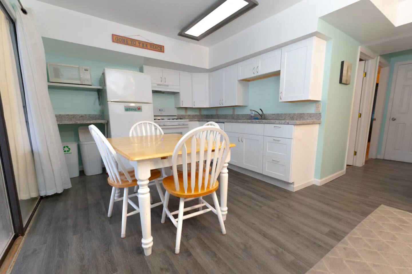 2 Bed / 1 Bath Beach Apartment With Full Kitchen