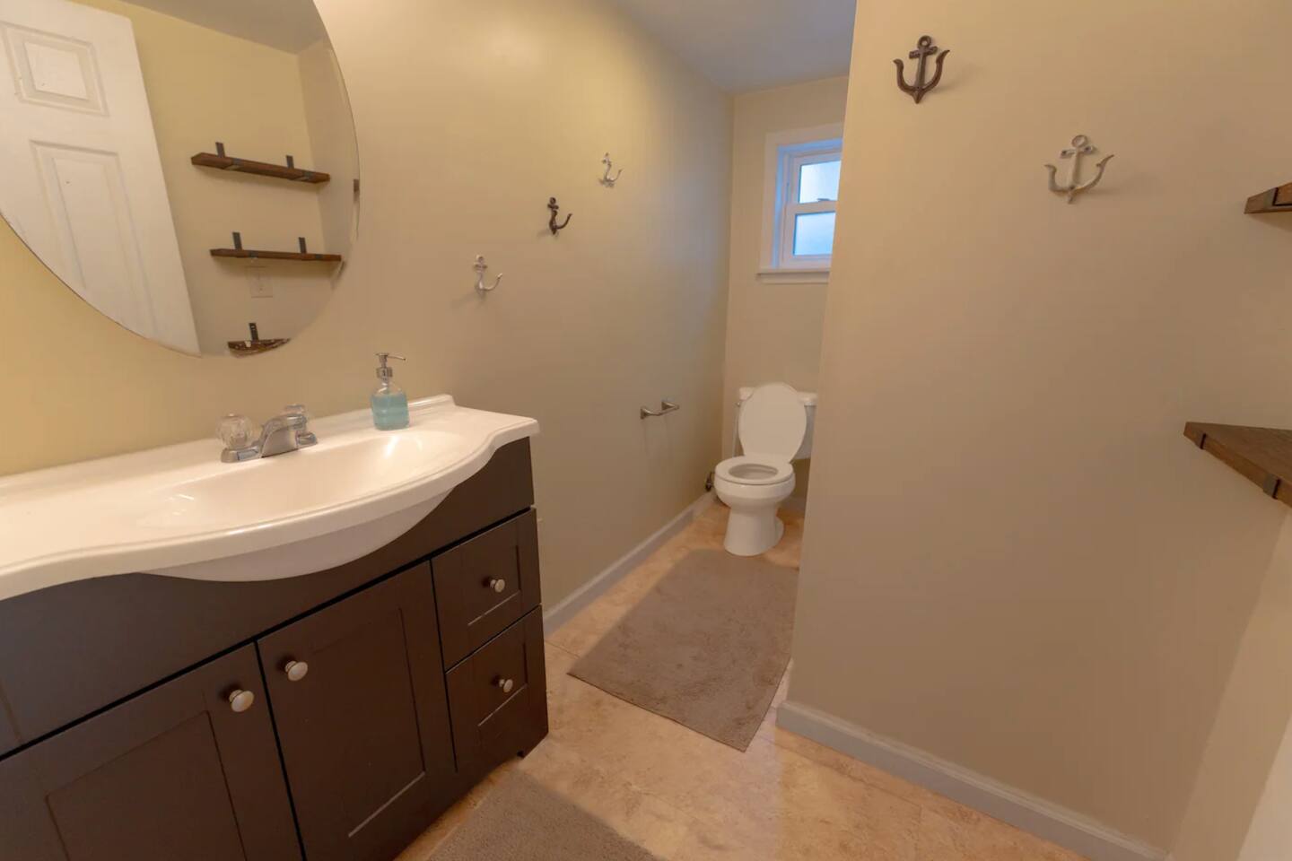 2 Bed / 1 Bath Beach Apartment With Full Kitchen