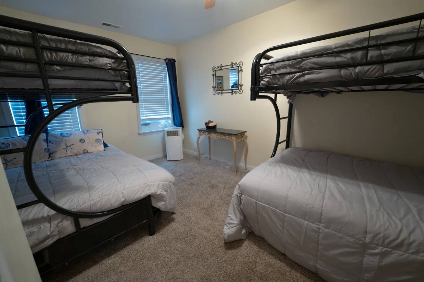 2 Bed / 1 Bath Beach Apartment With Full Kitchen