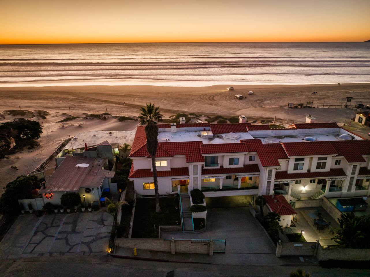 Strandcastle Beach House - Oceanfront!