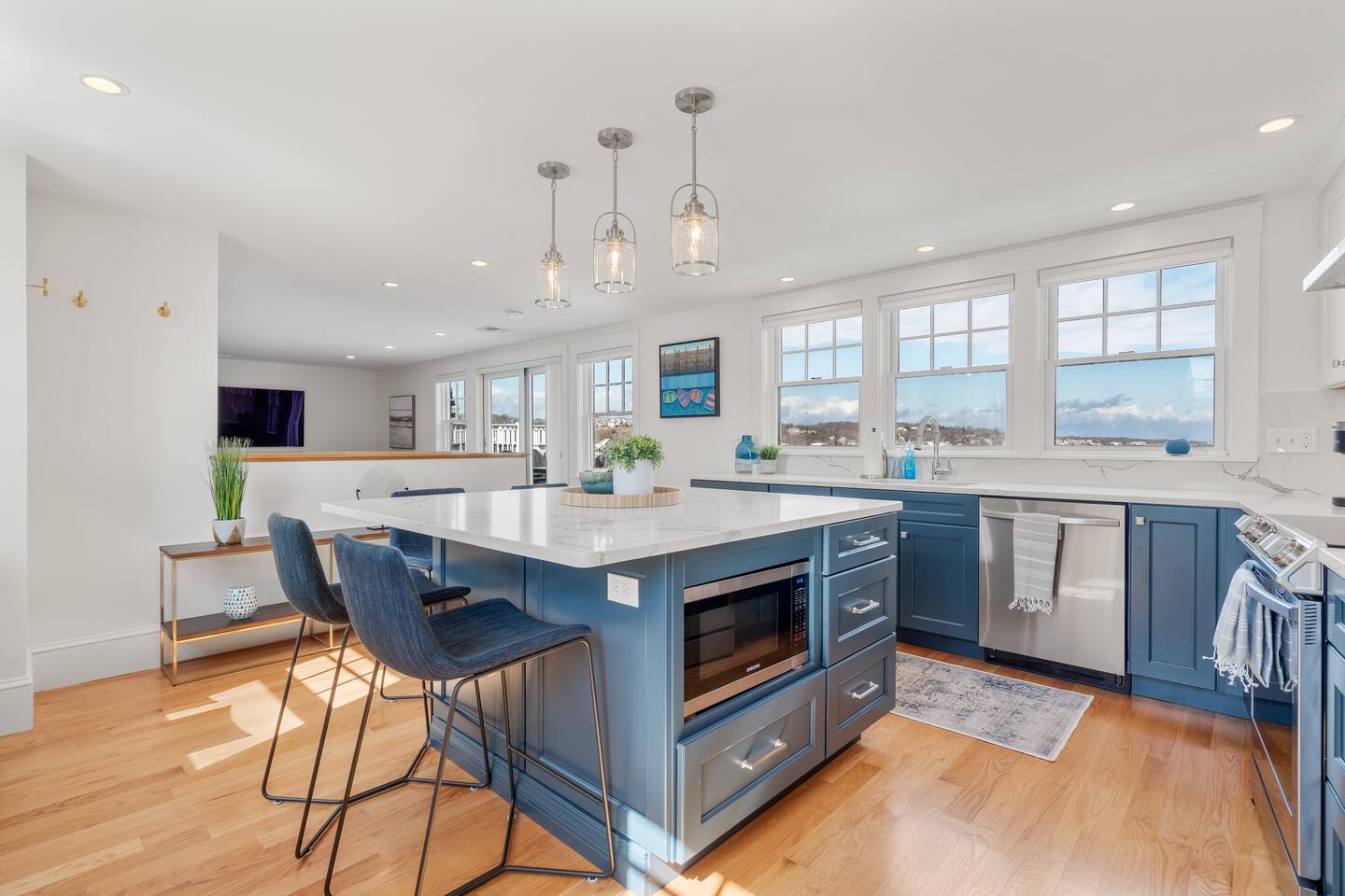 Rare Waterfront Luxury Penthouse|Bearskin Neck