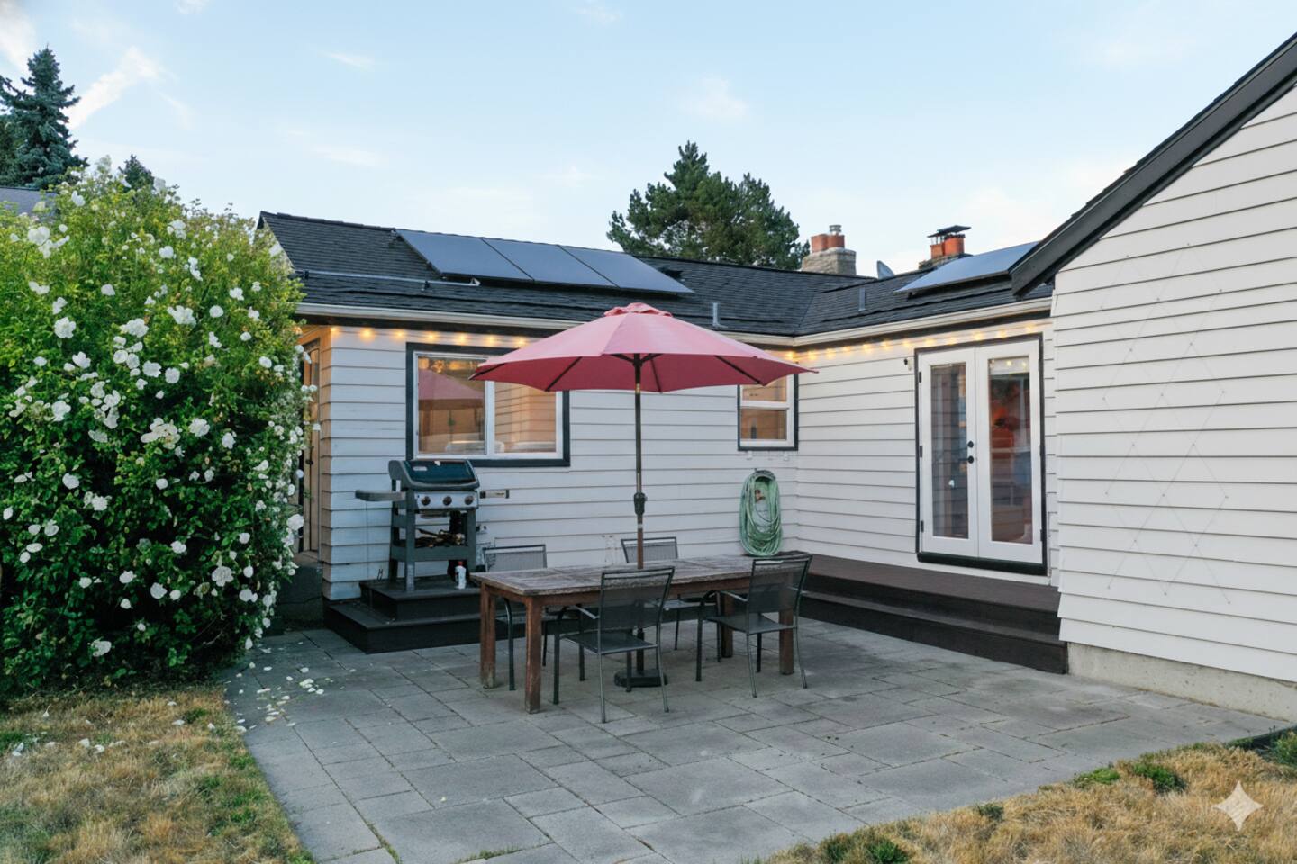 Big Yard+BBQ~Walk2Coffee~FullKitchen~Cozy&Spacious