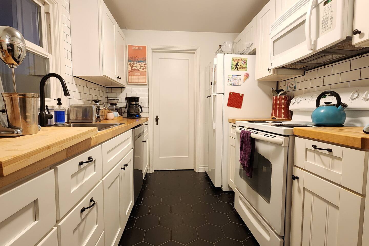 Big Yard+BBQ~Walk2Coffee~FullKitchen~Cozy&Spacious