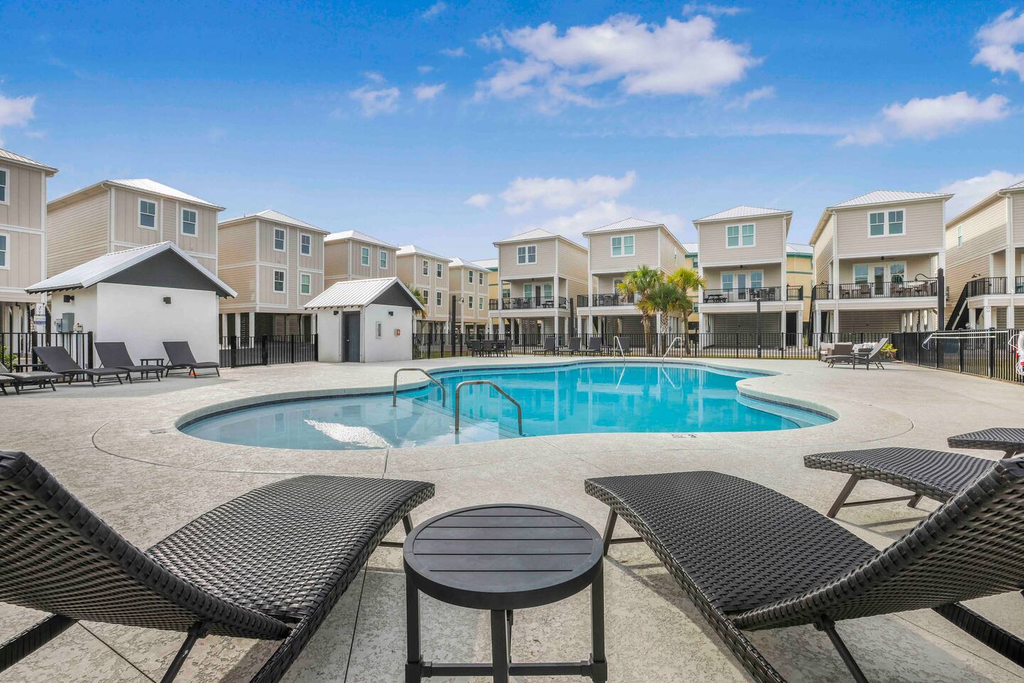 Gulf Views-Sleeps 11-Pool-Beach Access!