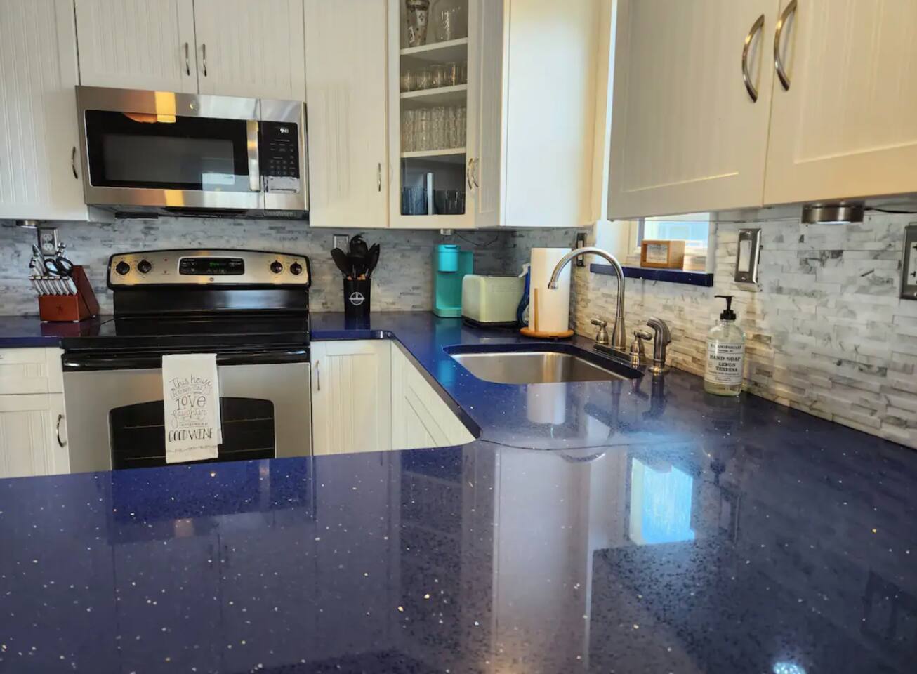 VisVista Villa - 3 Bedrooms with Roof Top Deck!
