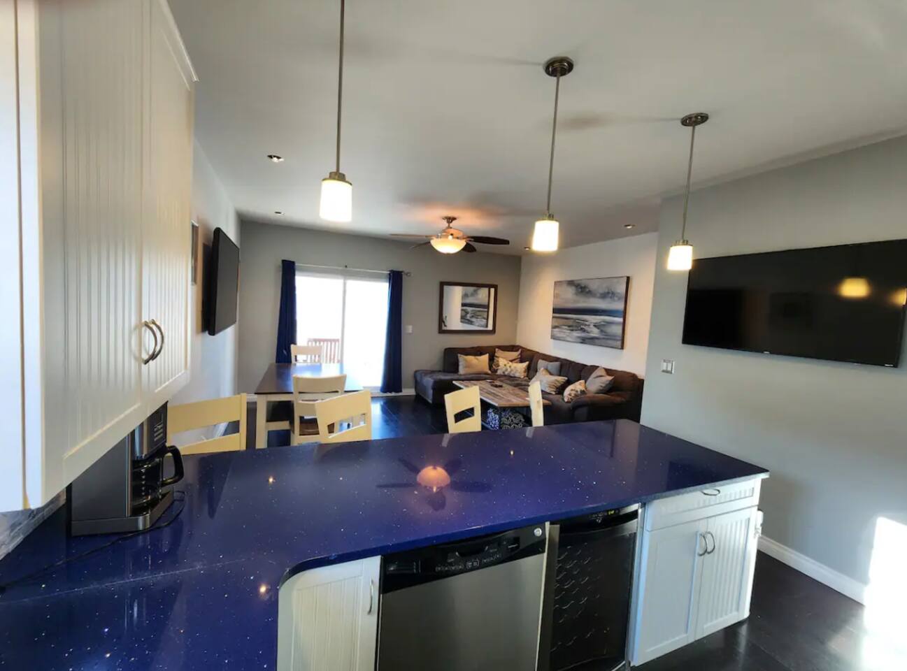 VisVista Villa - 3 Bedrooms with Roof Top Deck!