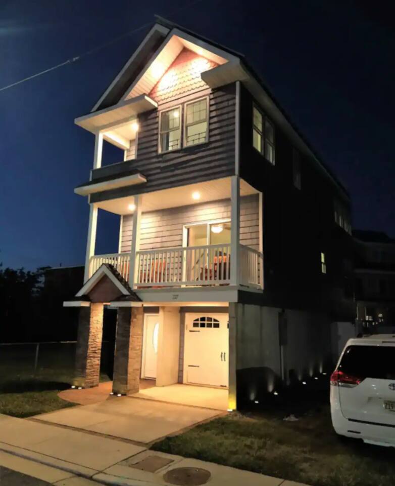 VisVista Villa - 3 Bedrooms with Roof Top Deck!