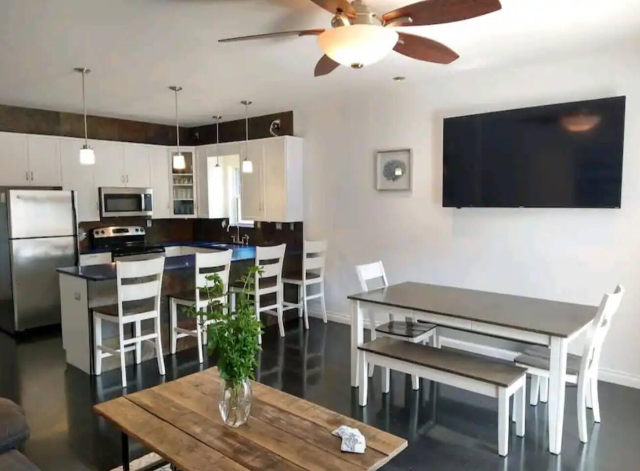 VisVista Villa - 3 Bedrooms with Roof Top Deck!