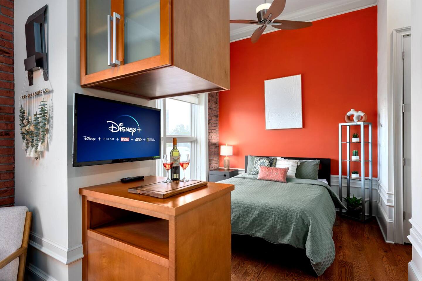 Studio, Front St, 5 Min walk Live Oak,