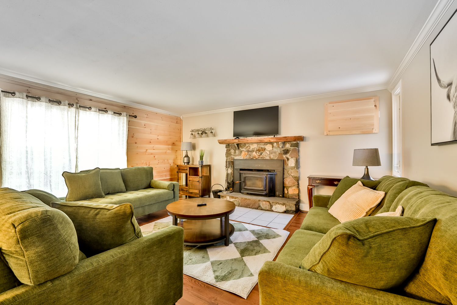 3Br Suite /w Gameroom Across from Hunter