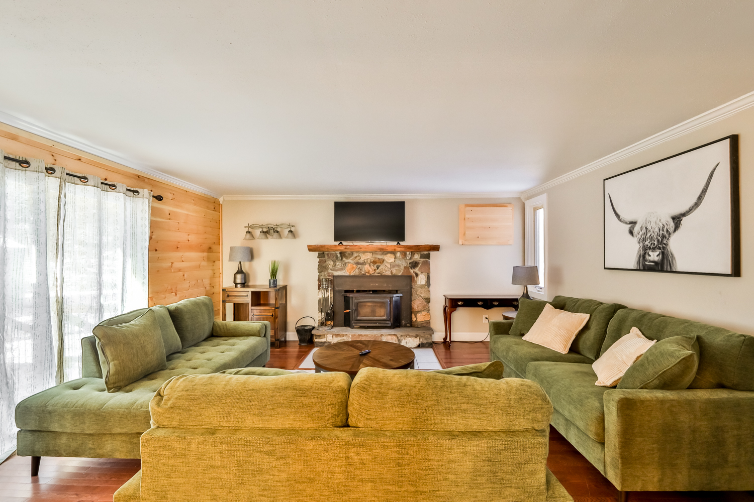 3Br Suite /w Gameroom Across from Hunter