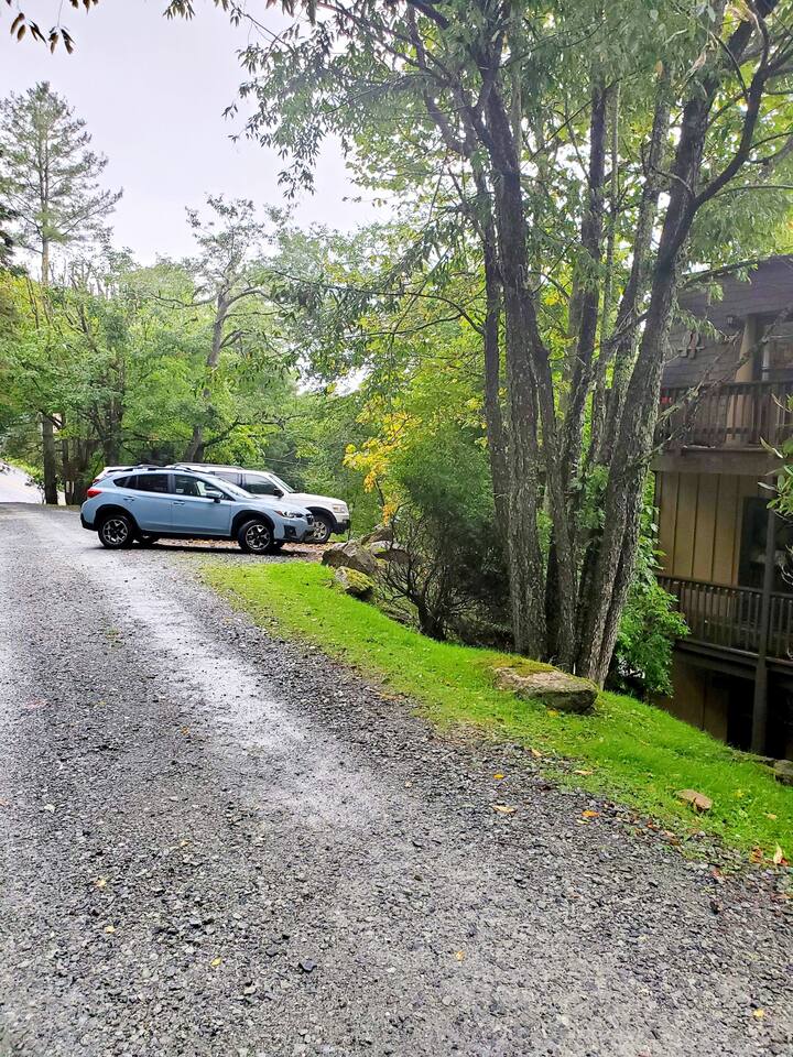 Hänsel and Gretel's Hideaway End Unit Parking!