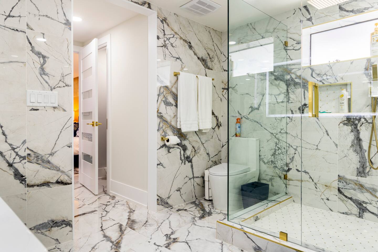 Luxe Oasis Near Beach and Downtown, Heated Pool