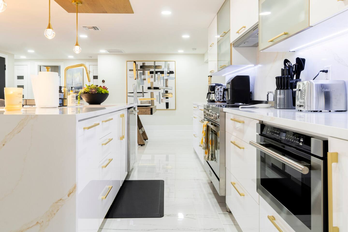 Luxe Oasis Near Beach and Downtown, Heated Pool