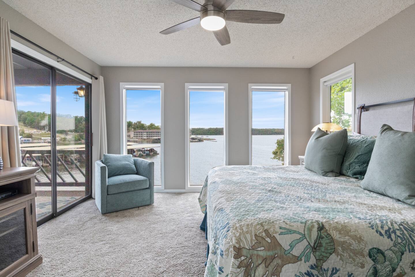 5 Star Condo* No Stairs*Fireplace*Cvd Patio