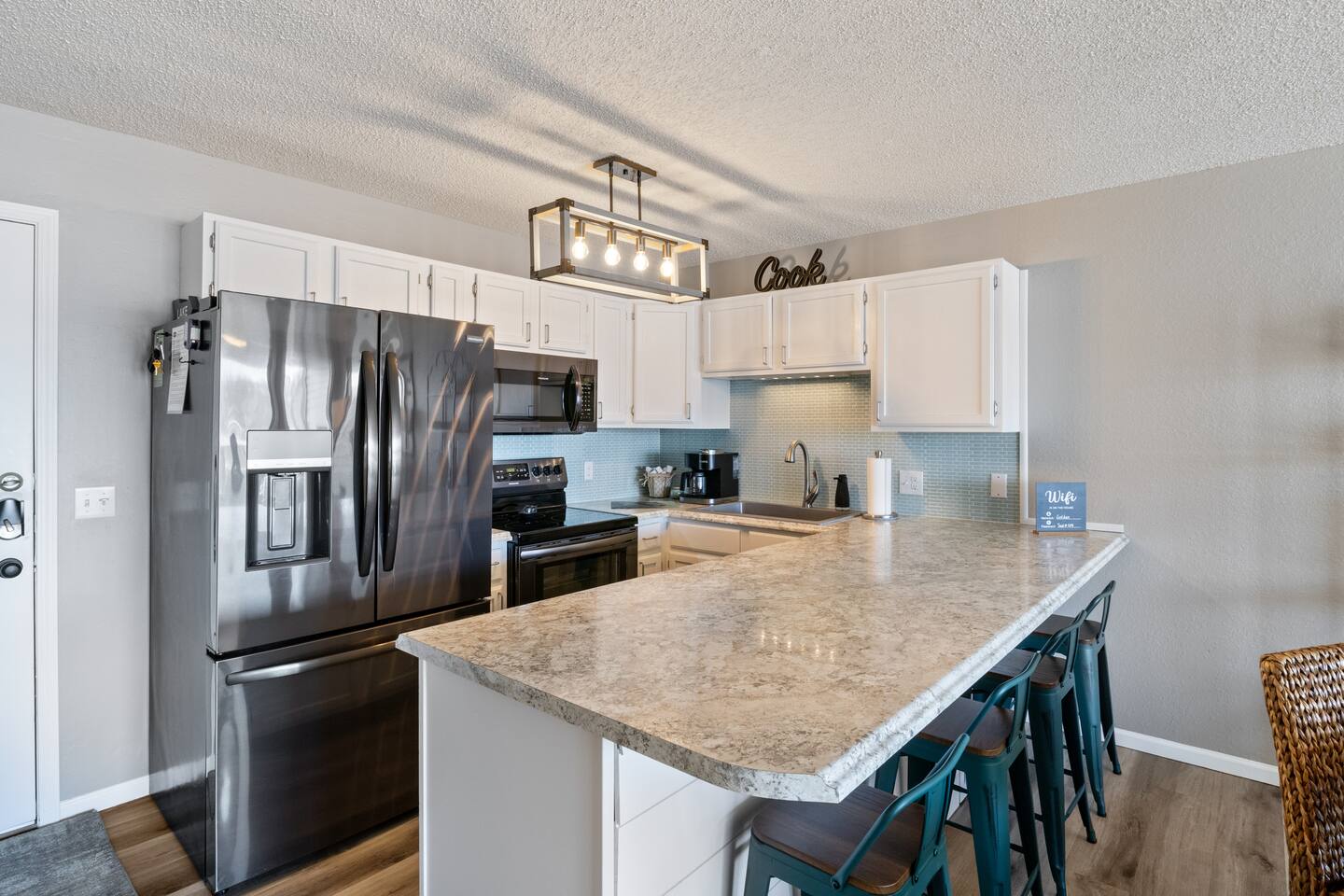 5 Star Condo* No Stairs*Fireplace*Cvd Patio