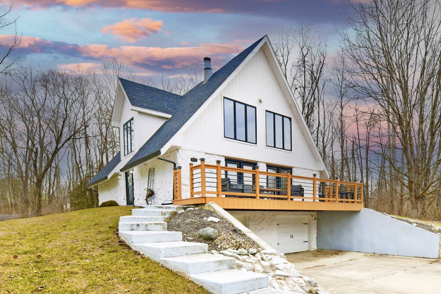 Peaceful, Stunning A-Frame Home near hiking trails