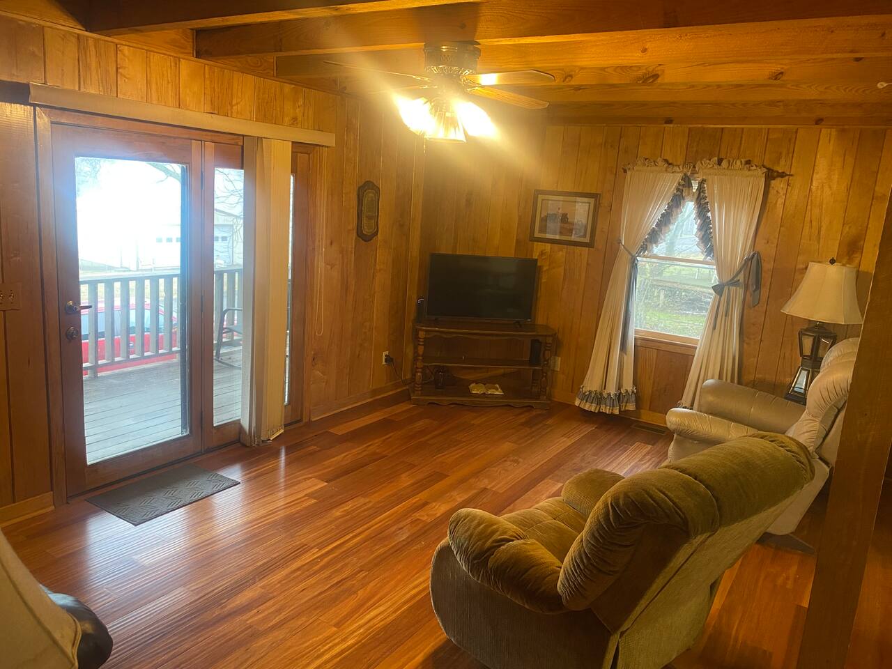 Peaceful Lakeside Cabin