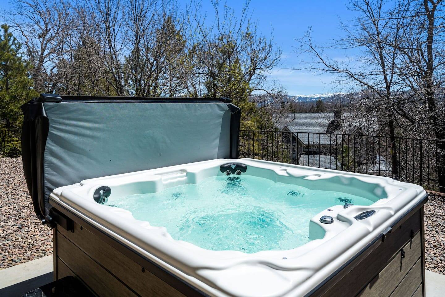 Family Fun Getaway, Themed Rooms, Games & Hot Tub