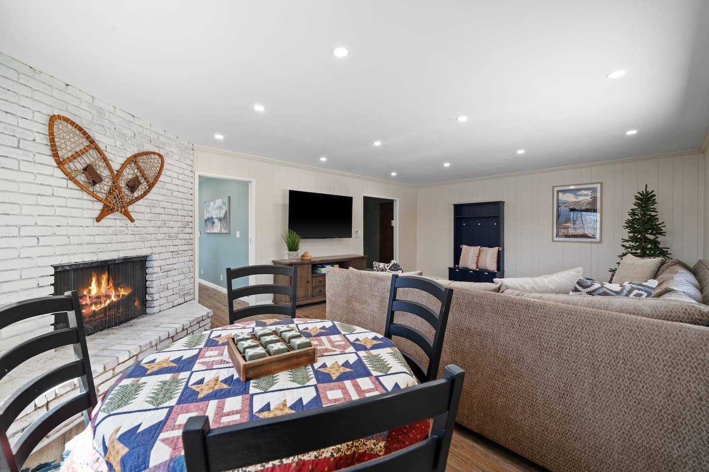 Family Fun Getaway, Themed Rooms, Games & Hot Tub