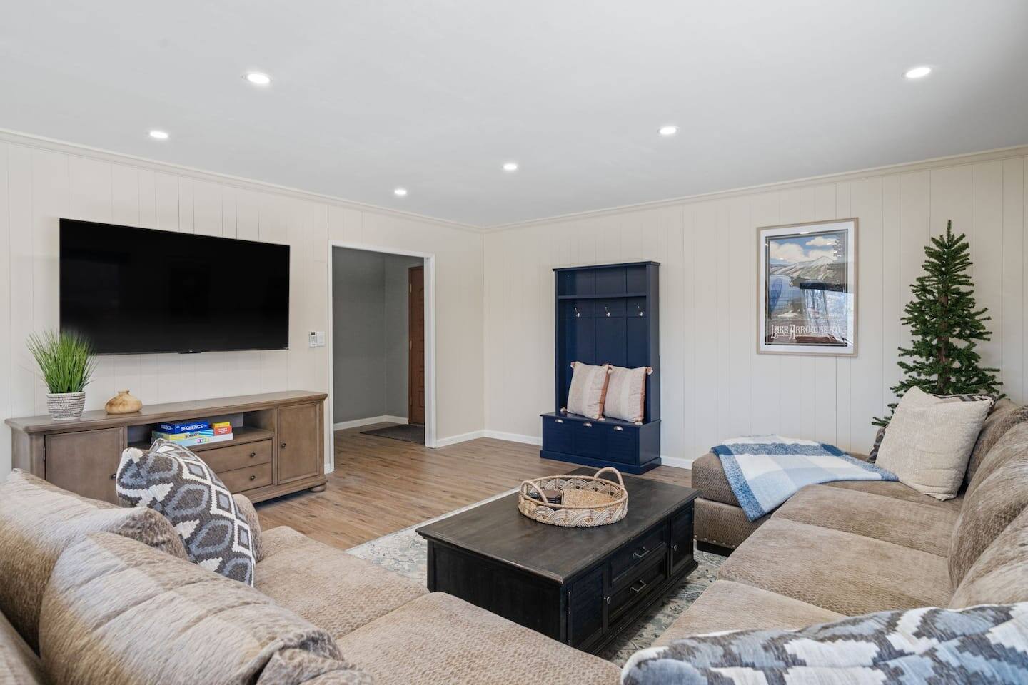 Family Fun Getaway, Themed Rooms, Games & Hot Tub