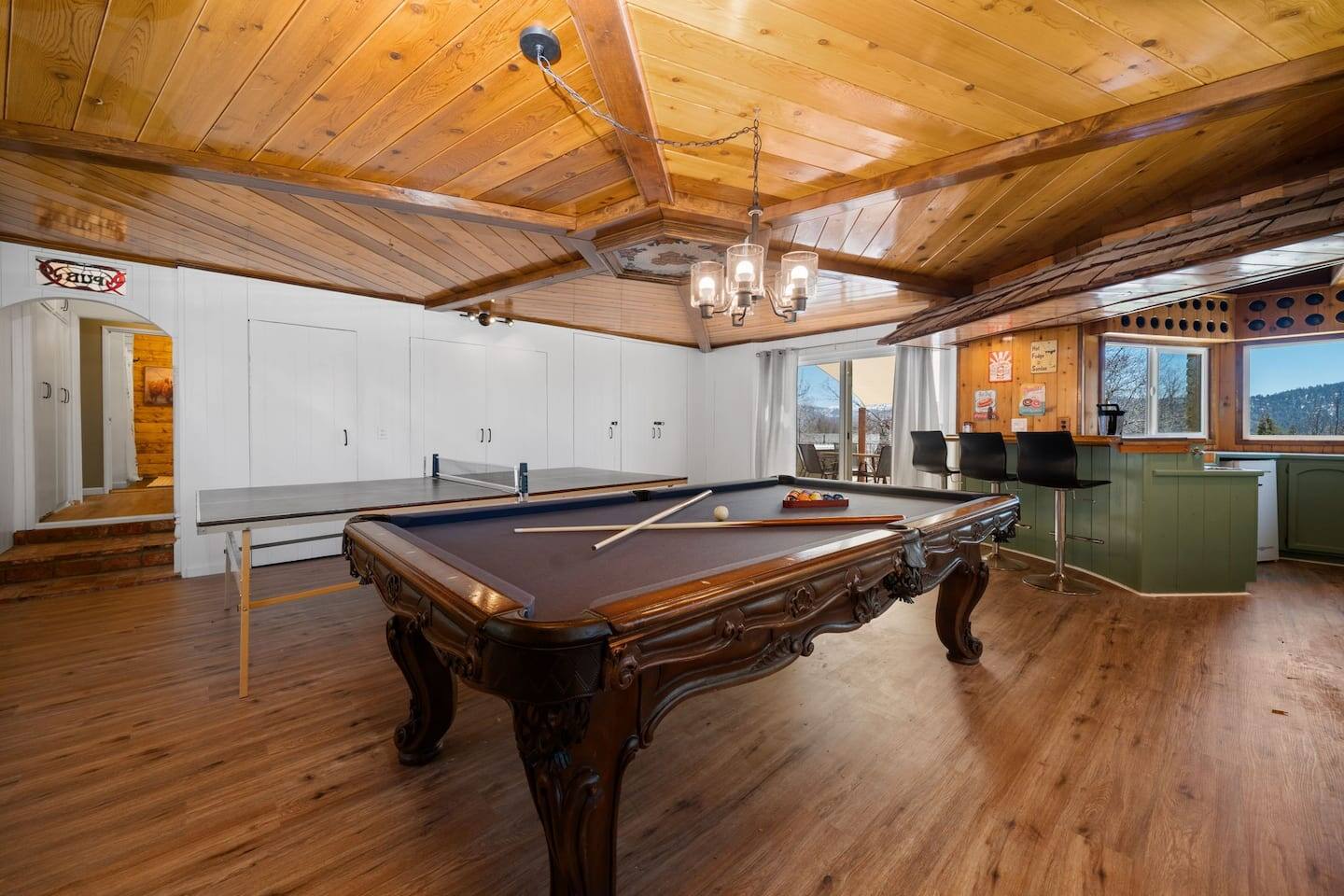 Family Fun Getaway, Themed Rooms, Games & Hot Tub