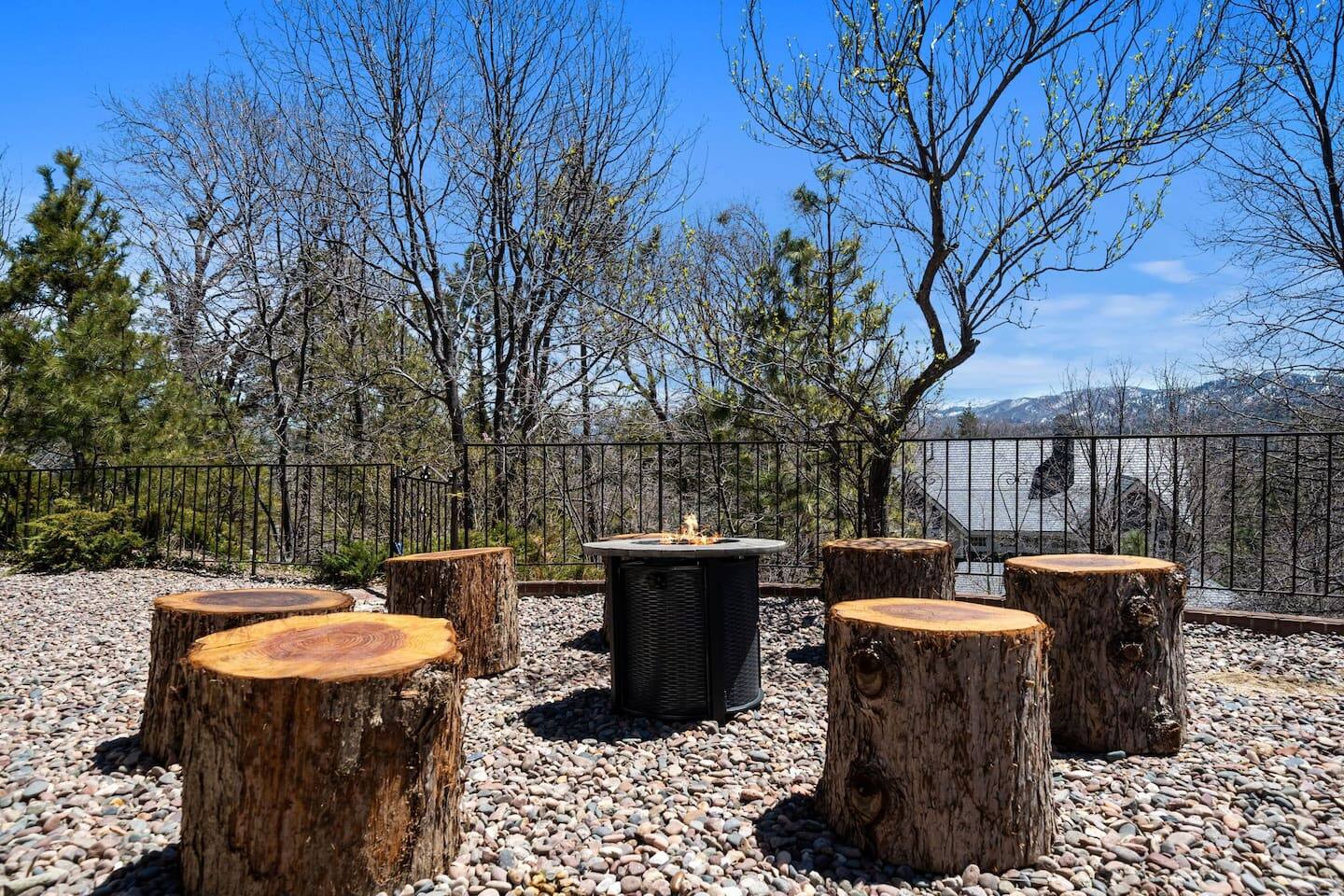 Family Fun Getaway, Themed Rooms, Games & Hot Tub