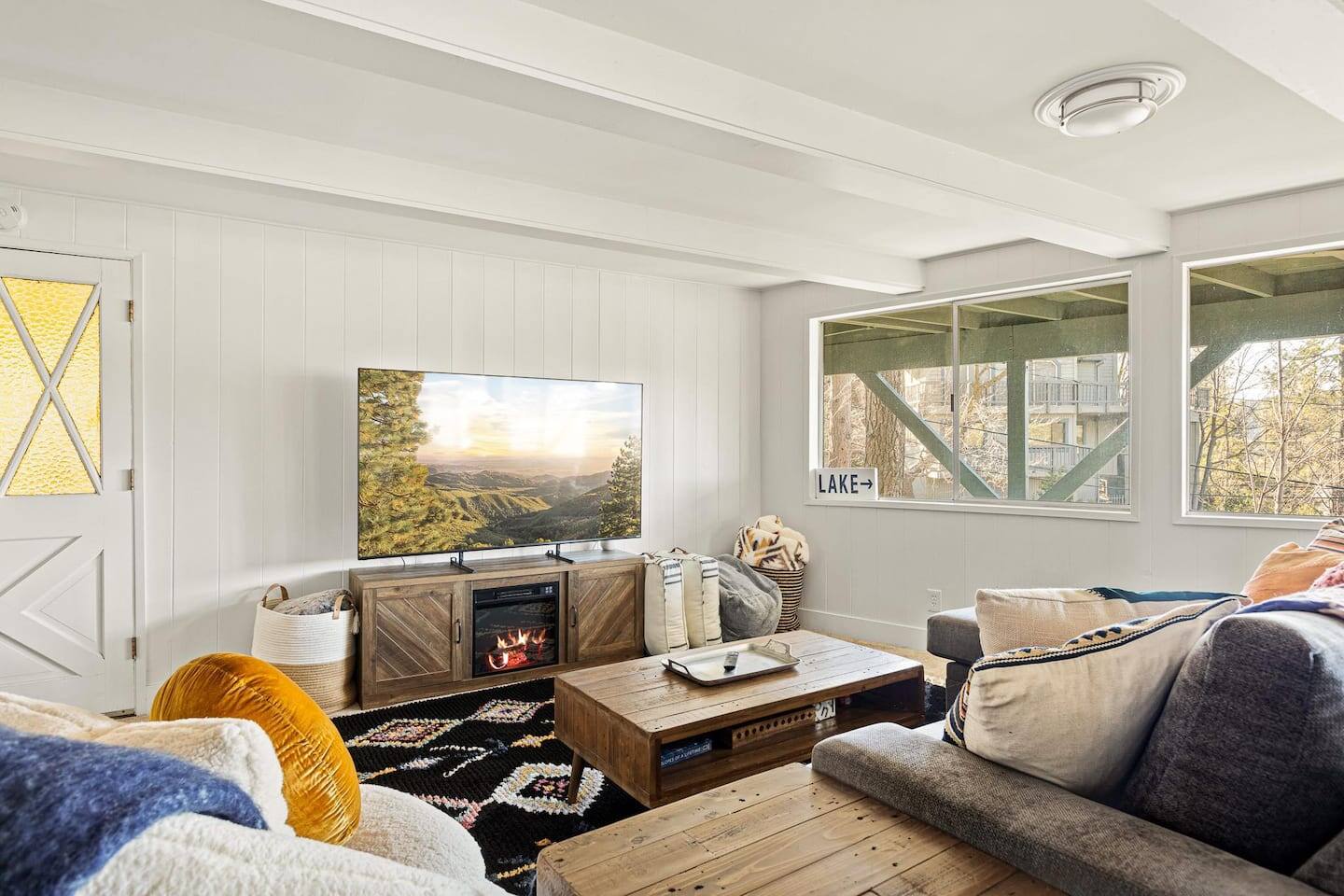 Cabin: Hot Tub, Lake Views, Game Room & Studio