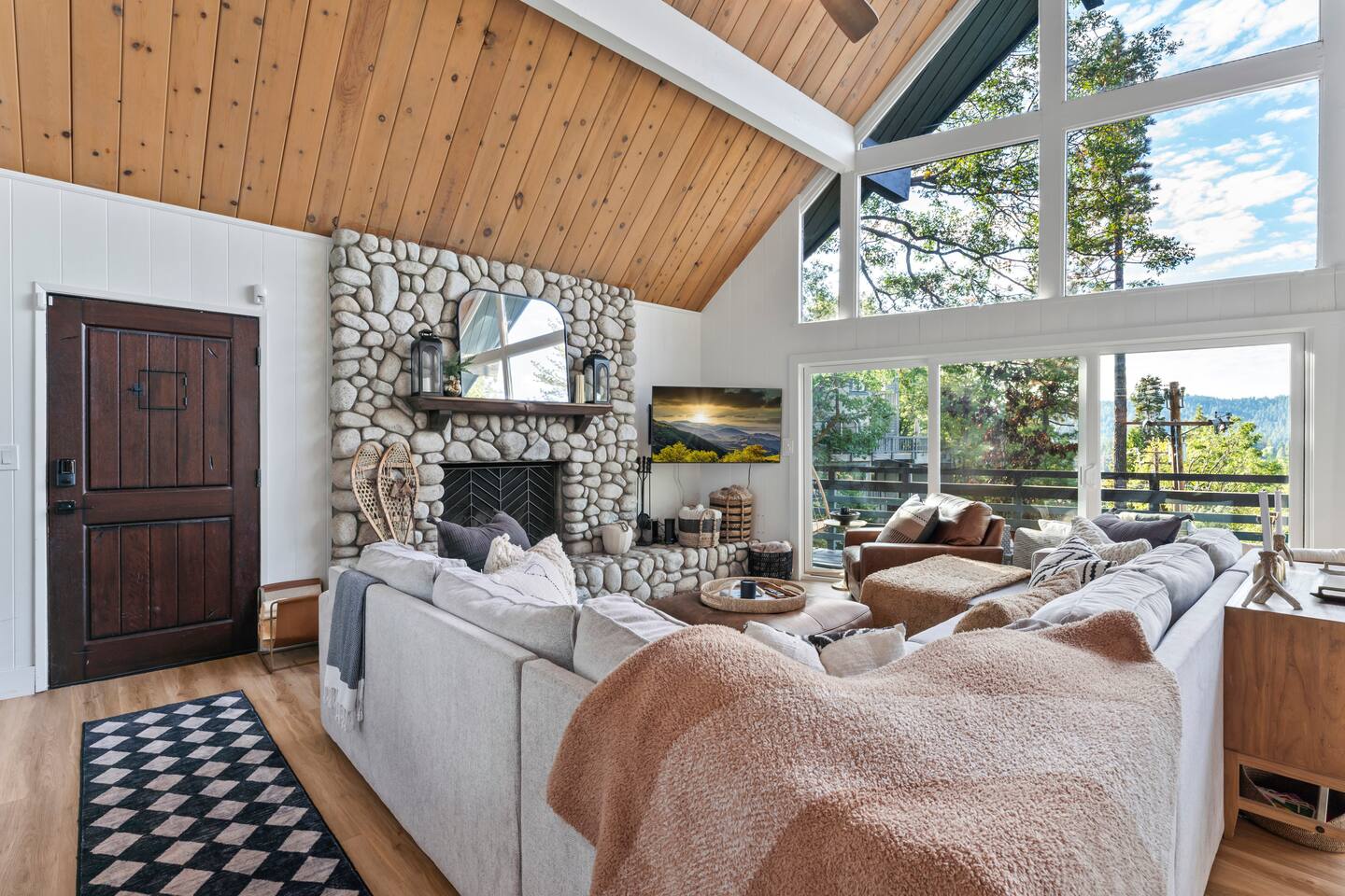 Cabin: Hot Tub, Lake Views, Game Room & Studio