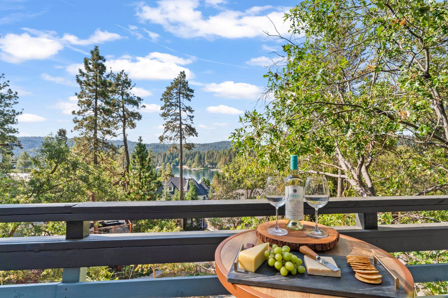 Cabin: Hot Tub, Lake Views, Game Room & Studio