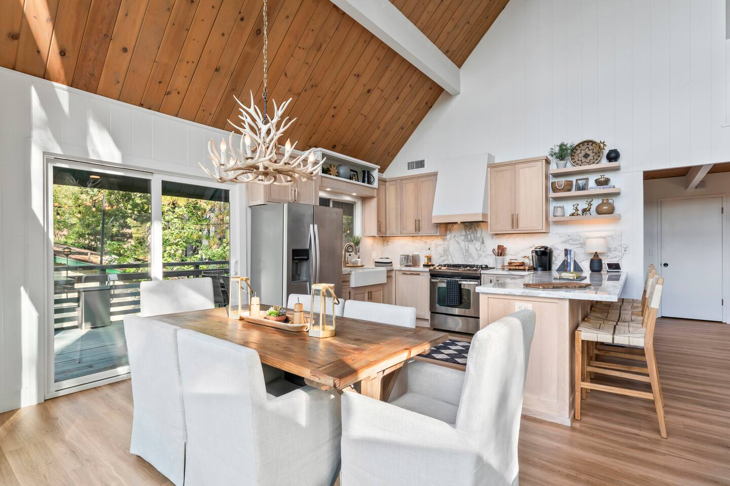 Cabin: Hot Tub, Lake Views, Game Room & Studio