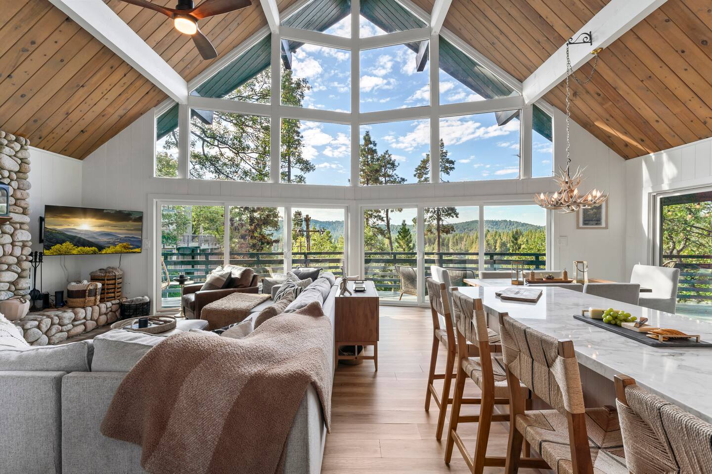 Cabin: Hot Tub, Lake Views, Game Room & Studio