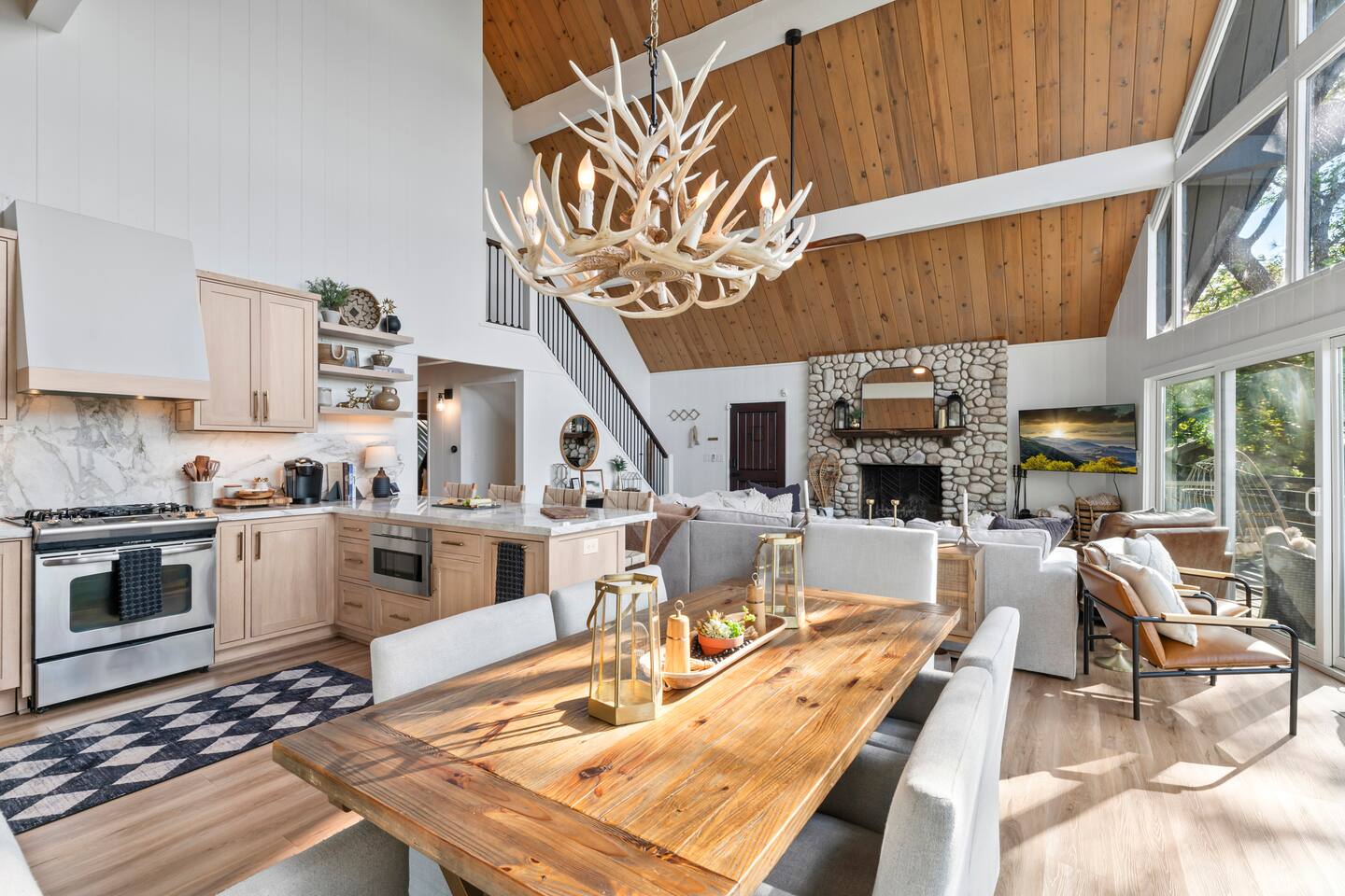 Cabin: Hot Tub, Lake Views, Game Room & Studio