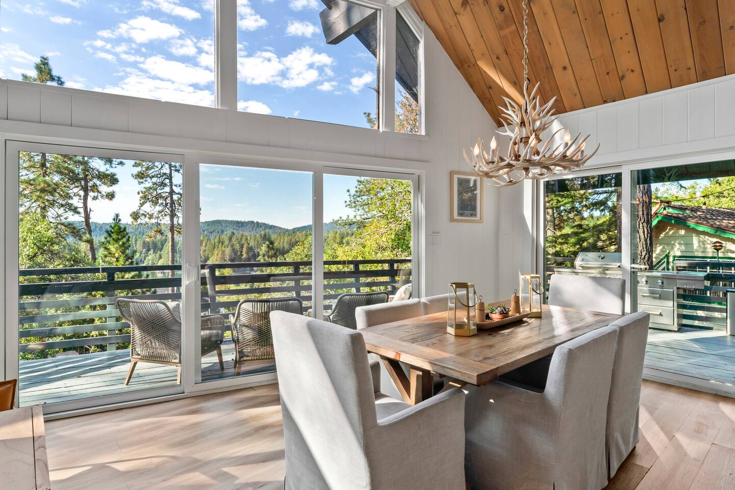 Cabin: Hot Tub, Lake Views, Game Room & Studio