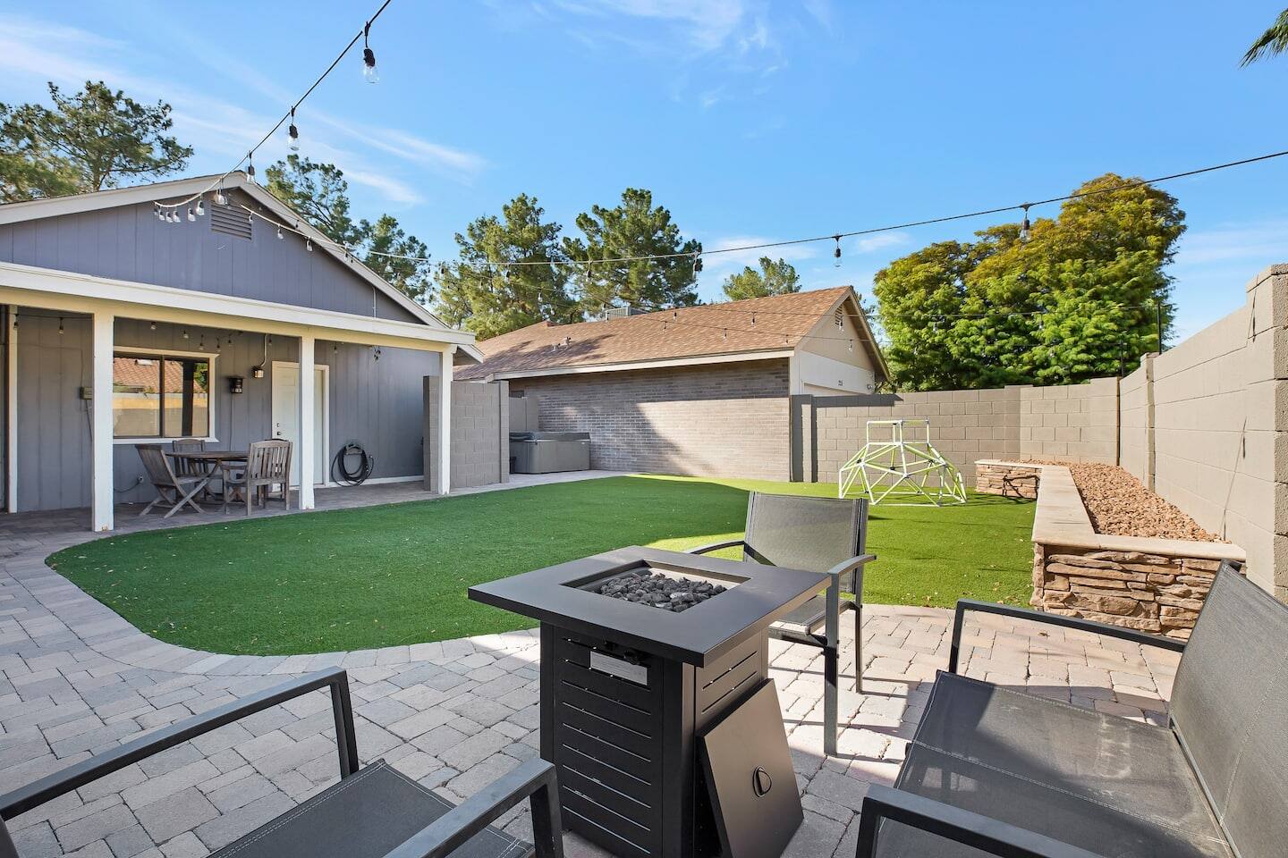 Brick Home Hot Tub BBQ Fire Pit Dogs Ok King Bed