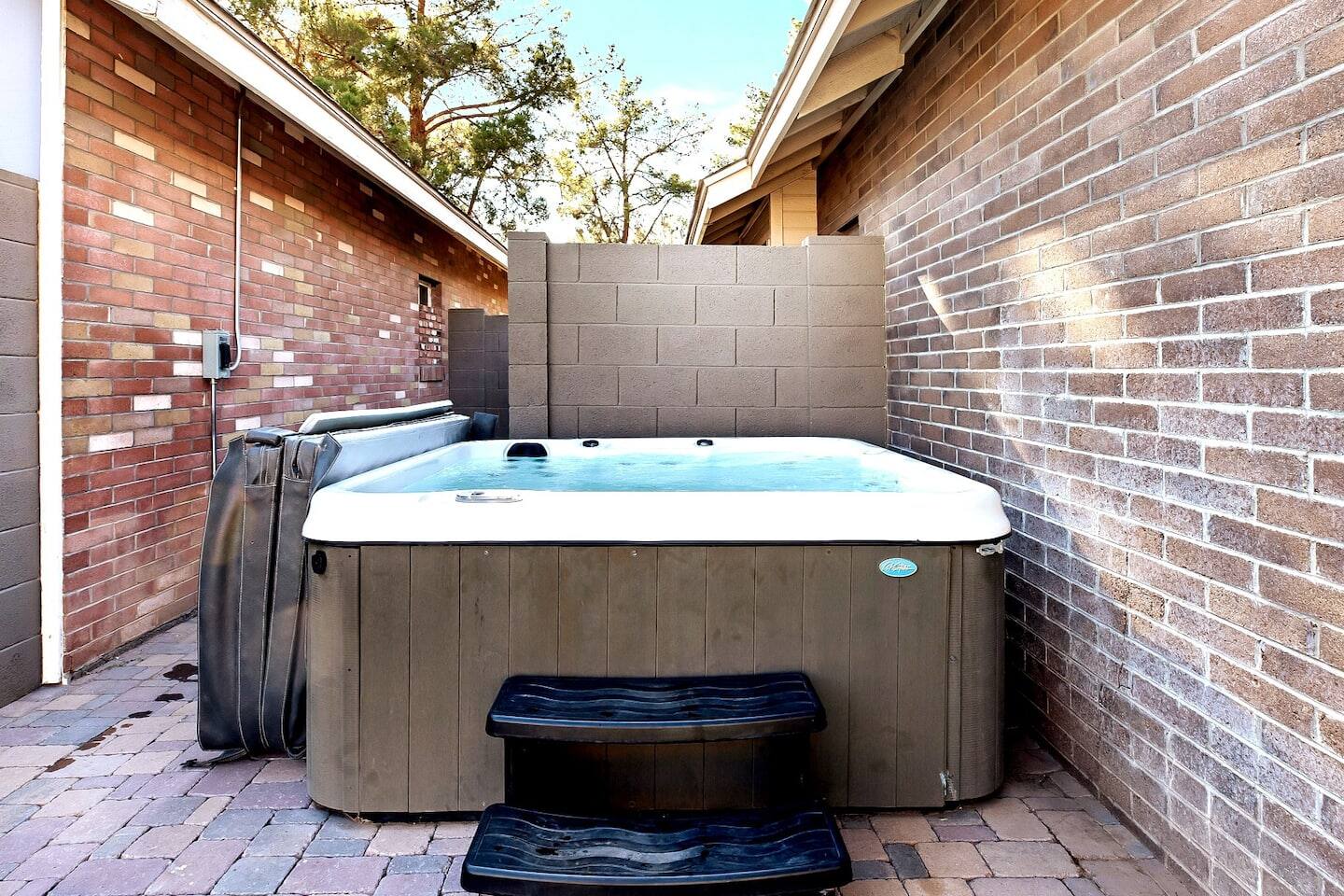 Brick Home Hot Tub BBQ Fire Pit Dogs Ok King Bed