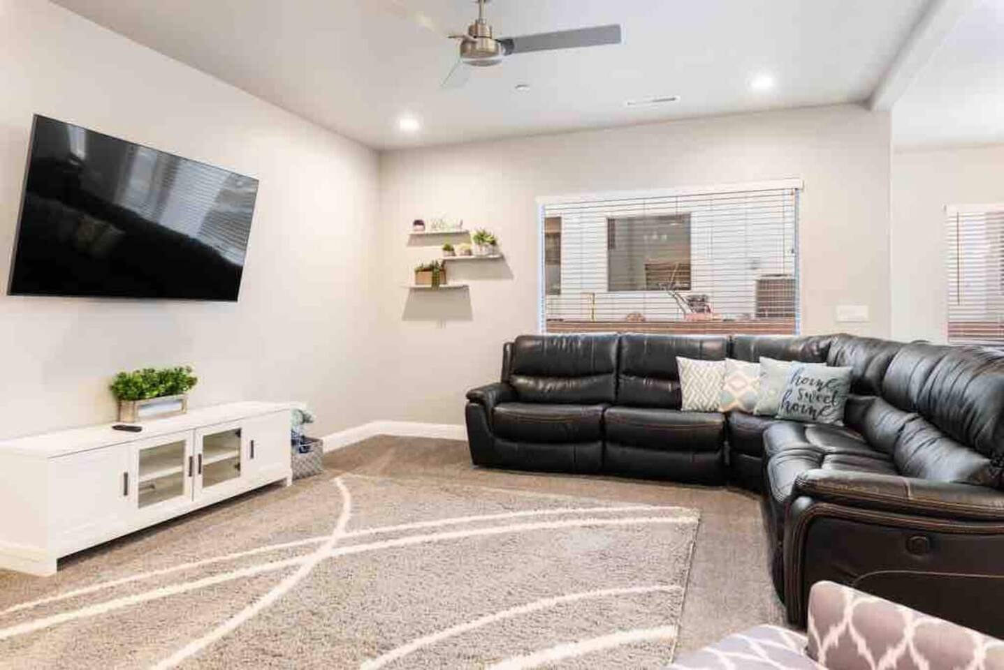 Spacious Villa with Lazy River, Pool & Hot Tub