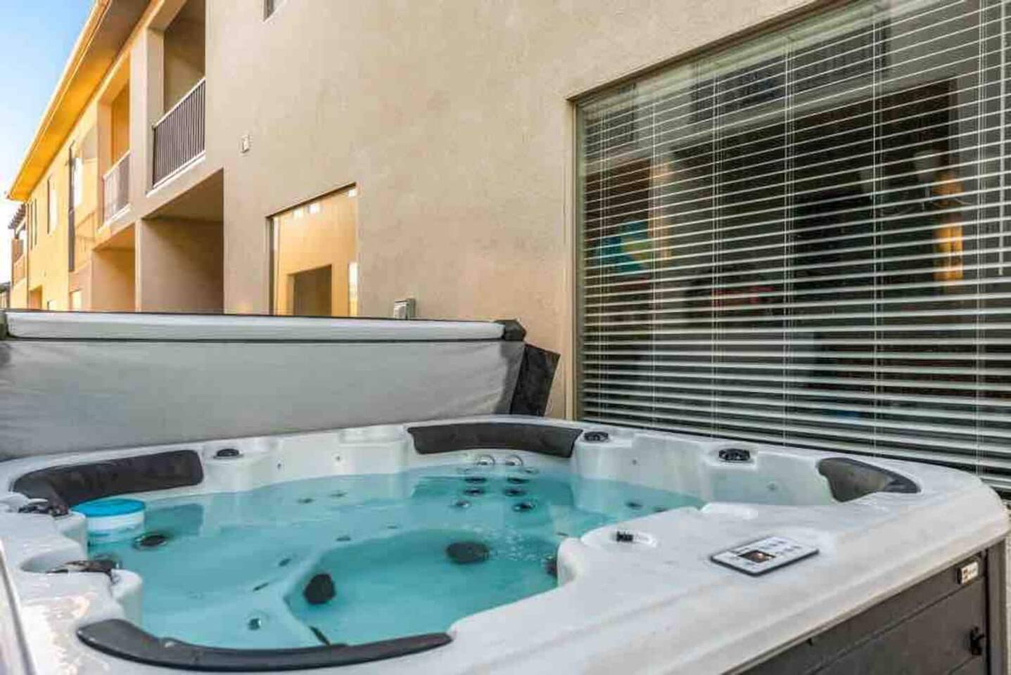 Spacious Villa with Lazy River, Pool & Hot Tub